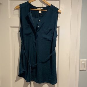 Bundle of 2 maternity sleeveless tops